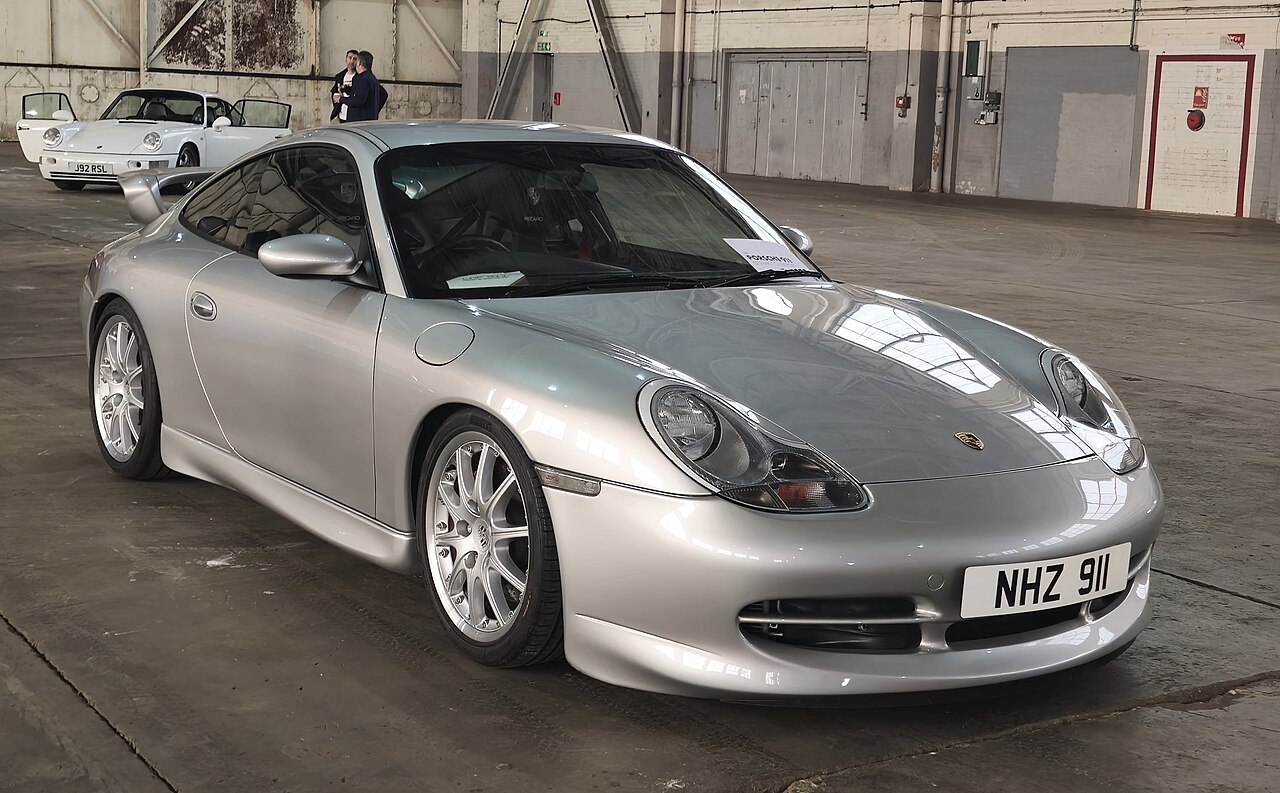 Porsche 911 GT3 de generación 996 en una carretera de montaña