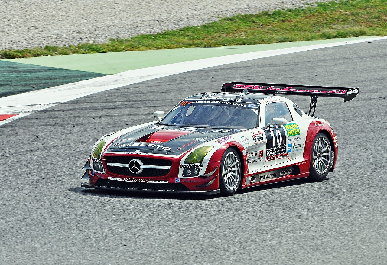 Mercedes-Benz SLS AMG GT3 compitiendo en las 24 horas de Barcelona