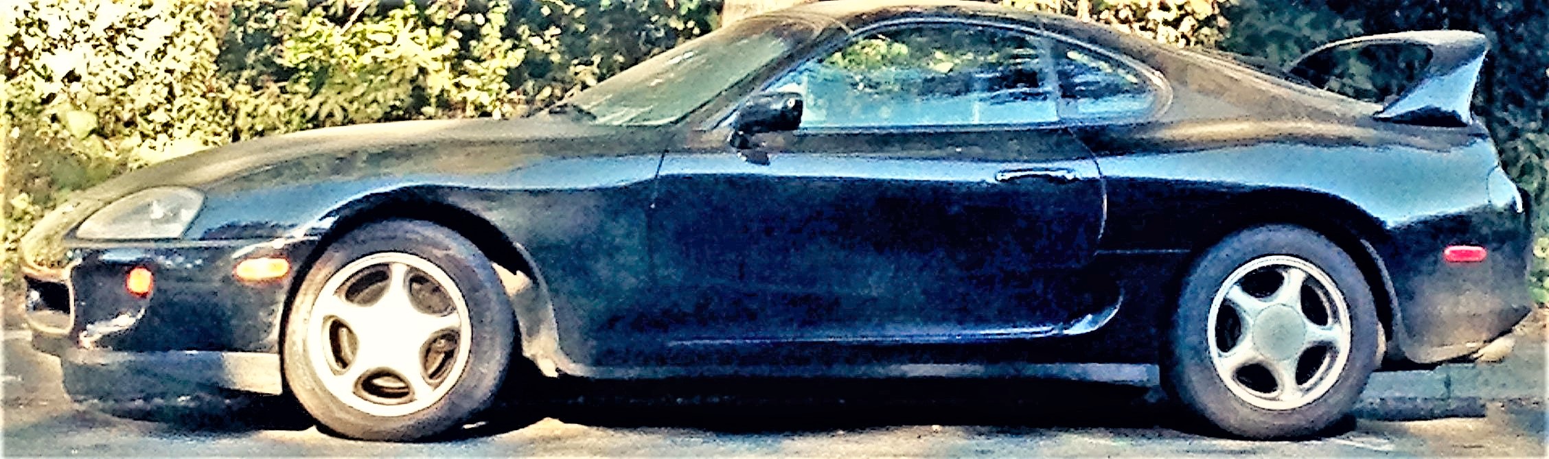 Toyota Supra MK4 azul estacionado en una calle de Los Ángeles